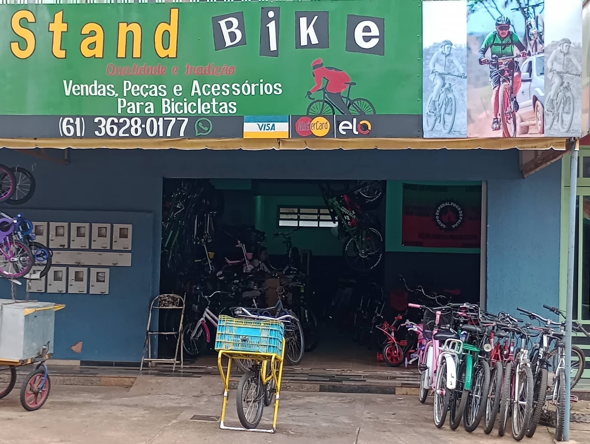 Fachada da loja Stand Bike, com bicicletas expostas na calçada